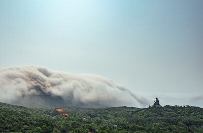 寺庙附近发生森林火灾